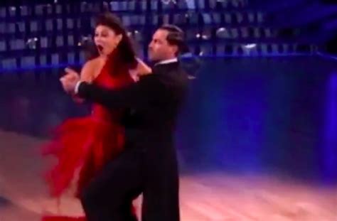 DWTS: Vanessa Lachey Recovers Flawlessly After Quickstep。